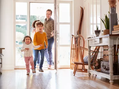 Family Returning Home After Trip Out With Excited Children Running Ahead / Foto: Monkeybusinessimages