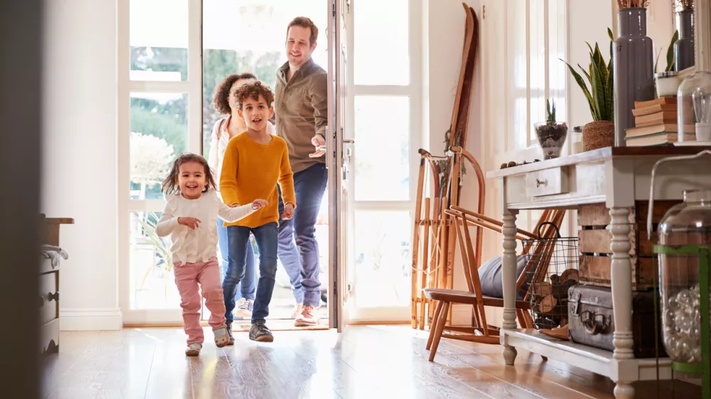 Family Returning Home After Trip Out With Excited Children Running Ahead / Foto: Monkeybusinessimages