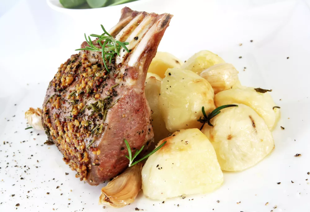Rack of lamb with rosemary and grain mustard, and garlic roast potatoes. / Foto: Robynmac