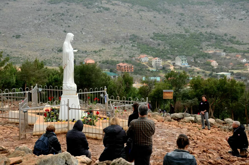 Medjugorje, Bosnia Herzegovina - March 26, 2015: A group of Catholic pilgrim worship, pray and meditate to the Virgin Mary at the top of a holy hill in Medjugorje, Bosnia. The town is now a popular pilgrimage site following reports of apparitions of the Virgin Mary. / Foto: Imranahmedsg