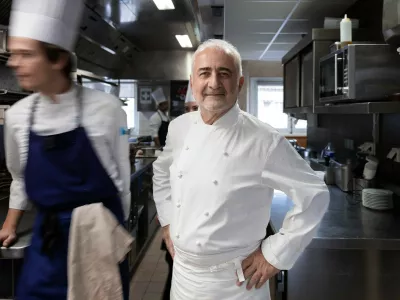 French chef Guy Savoy (C) poses during a photo session in his restaurant in Paris on November 29, 2022.,Image: 740973349, License: Rights-managed, Restrictions:, Model Release: no / Foto: Profimedia