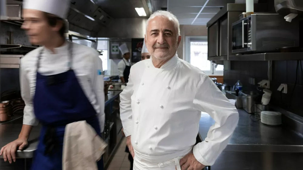 French chef Guy Savoy (C) poses during a photo session in his restaurant in Paris on November 29, 2022.,Image: 740973349, License: Rights-managed, Restrictions:, Model Release: no / Foto: Profimedia