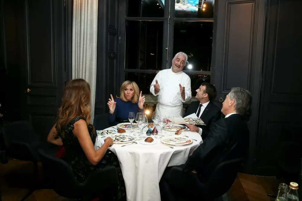 Emmanuel Macron, Pr&eacute;sident de la R&eacute;publique fran&ccedil;aise, accompagn&eacute; de son &eacute;pouse, la Premičre Dame Brigitte Macron, ont convi&eacute; Mauricio Macri, Pr&eacute;sident de la R&eacute;publique d'Argentine et son &eacute;pouse Juliana Awada Macri pour un d&icirc;ner dans le restaurant du grand chef cuisinier Guy Savoy, situ&eacute; ŕ la Monnaie de Paris. Les deux couples ont emprunt&eacute;, ŕ pieds, le pont des Arts pour se rendre dans le c&eacute;lčbre &eacute;tablissement situ&eacute; en bord de Seine. Paris, le 26 Janvier 2018.&copy; Dominique Jacovides/Bestimage French Republic President Emmanuel Macron with his wife, the First Lady Brigitte Macron, with Argentine Republic President Mauricio Macri and his wife Juliana Awada Macri, are having a dinner at the restaurant Guy Savoy (named after the famous french chef), located at the Monnaie de Paris. The presidentials couples walked to the restaurant, passing by the famous Pont des Arts (Art's Bridge). Paris, January 26th, 2018.,Image: 361495700, License: Rights-managed, Restrictions:, Model Release: no / Foto: Dominique Jacovides / Bestimage Via Profimedia