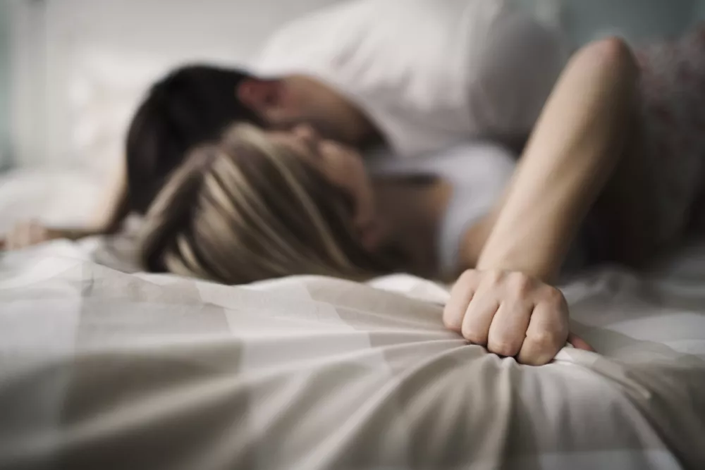 Beautiful young couple being romantic and passionate in bed / Foto: Nd3000,getty Images