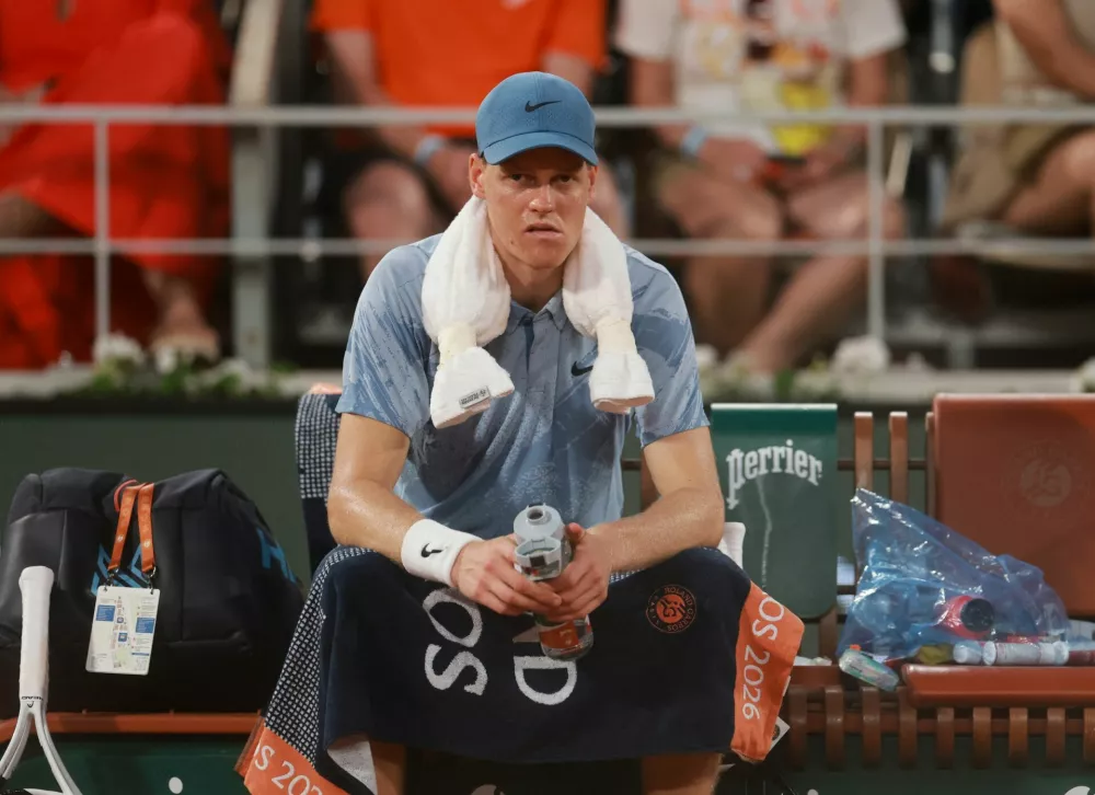 Tennis - French Open - Roland Garros, Paris, France - May 26, 2026 Italy's Jannik Sinner reacts during a break in his first round match against France's Clement Tabur REUTERS/Stephanie Lecocq