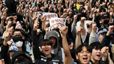 FILE PHOTO: Samsung Electronics' labour union members chant slogans during a protest against company's compensation levels ahead of a planned lengthy strike in front of Samsung Electronics semiconductor plant in Pyeongtaek, South Korea, April 23, 2026. REUTERS/Kim Hong-Ji/File Photo