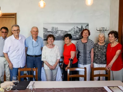 &raquo;Ostali smo prijatelji&laquo;: za 70-letnico mature znova skupaj za isto mizo