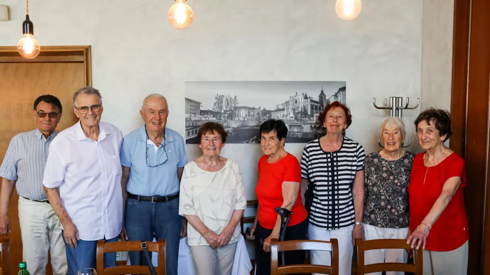 &raquo;Ostali smo prijatelji&laquo;: za 70-letnico mature znova skupaj za isto mizo