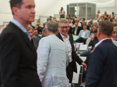 Demografski sklad: re&scaron;itev za pokojnine ali le nov superholding?