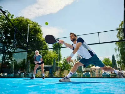 Young athlete playing padel in mixed doubles on outdoor court. Copy space. / Foto: Drazen Zigic