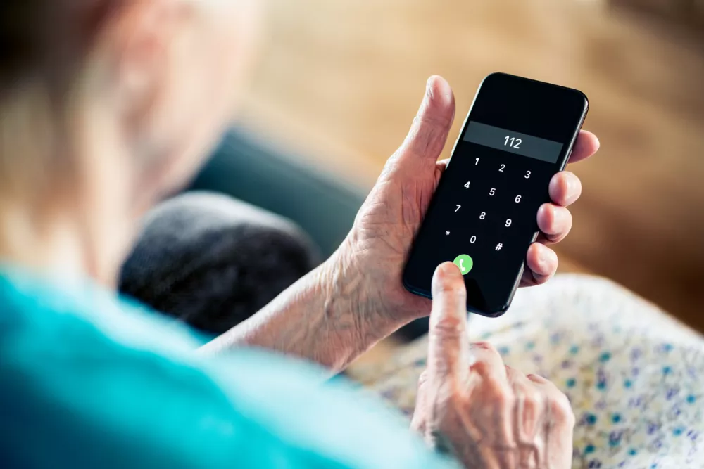 112, emergency phone call number. Old senior woman. First aid, medical help or fire alarm. SOS hotline support center. Ambulance, paramedic or police. Elder person and mobile. Injury, pain or accident / Foto: Tero Vesalainen Getty Images