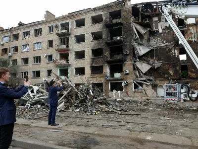 Members of diplomatic missions to Ukraine visit the site of an apartment building hit during recent Russian missile and drone strikes, amid Russia's attack on Ukraine, in Kyiv, Ukraine May 25, 2026. REUTERS/Valentyn Ogirenko