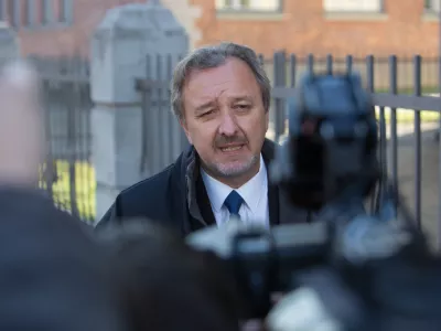 Nekdanji veleposlanik v Avstraliji Milan Balažic pred MZZ, medijem predstavil poročilo o okoli&scaron;činah odpoklica, ki ga je prejel od KPK, - 12.01.2016 pred Ministrstvom za zunanje zadeve (MZZ) - predstavitev zaključnih ugotovitev Komisije za preprečevanje korupcije (KPK) v primeru Tajna diplomacija, ki se nana&scaron;a na dejavnost preiskovancev zunanjega ministra Karla Erjavca, biv&scaron;e premierke Alenke Bratu&scaron;ek ter odpoklic Milana Balažica z veleposlani&scaron;kega mesta v Avstraliji;//FOTO: Maja Marko