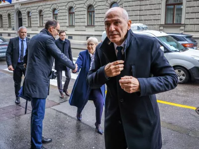 Ljubljana, vlada.Seja sveta za nacionalno varnost, ki jo je sklical predsednik vlade Robert Golob, na njej pa so razpravljali o kriznih razmerah v svetu in energetski varnosti ter tujih vplivih na volitve v Sloveniji.Predsednik Demokratov Anze Logar, predsednica republike Natasa Pirc Musar in predsednik SDS Janez Jansa ob prihodu na sejo.