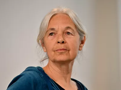 Daniela Klette, accused of being one of the last surviving members of the Red Army Faction group, who was arrested after decades on the run for armed robbery and attempted murder attends her trial in Verden, northern Germany, May 27, 2026.  Sina Schuldt/Pool via REUTERS / Foto: Sina Schuldt