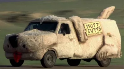 Za pasjo preobleko se skriva ford econoline. / Foto: Youtube