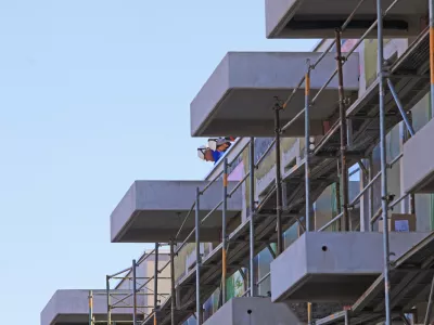 Maribor - &Scaron;arhova ulica - Gospodarstvo - Gradnje - Gradnja - Projekt: Stanovanjska soteska pod Pekrsko gorco - 2. faza - Stanovanjski sklad Republike Slovenije - javni sklad - novogradnja - gradbi&scaron;če - bloki - strnjeno naselje - neprofitna naselja - Ilustracija - Tematika - stanovanja - nepremičnine - delo - delavci - gradbeni&scaron;tvo - Gradbeni&scaron;tvo - Nepremičnine - Avtor: Andrej Petelin&scaron;ek