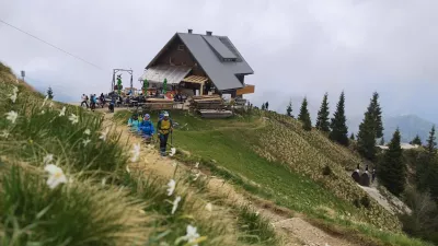 Koča na Golici, Golica, narcise