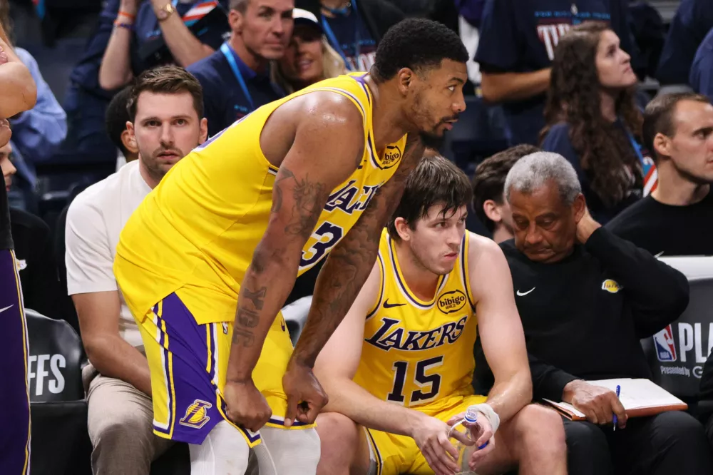Los Angeles Lakers' Marcus Smart, center, Luka Doncic, left rear, and Austin Reaves (15) sit on the bench watching play late in the second half of Game 2 in a second-round NBA basketball playoffs series against the Oklahoma City Thunder Thursday, May 7, 2026, in Oklahoma City. (AP Photo/Nate Billings) / Foto: Nate Billings