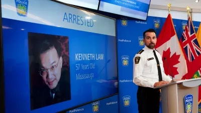 FILE - York Regional Police Inspector Simon James speaks during a news conference in Mississauga, Ont., Aug. 29, 2023, with the image of Kenneth Law, a Canadian man accused of selling lethal substances on the internet to people at risk of self harm, displayed on screen. (Arlyn McAdorey/The Canadian Press via AP, File) / Foto: Arlyn Mcadorey