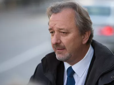 Nekdanji veleposlanik v Avstraliji Milan Balažic pred MZZ, medijem predstavil poročilo o okoli&scaron;činah odpoklica, ki ga je prejel od KPK, - 12.01.2016 pred Ministrstvom za zunanje zadeve (MZZ) - predstavitev zaključnih ugotovitev Komisije za preprečevanje korupcije (KPK) v primeru Tajna diplomacija, ki se nana&scaron;a na dejavnost preiskovancev zunanjega ministra Karla Erjavca, biv&scaron;e premierke Alenke Bratu&scaron;ek ter odpoklic Milana Balažica z veleposlani&scaron;kega mesta v Avstraliji;//FOTO: Maja Marko