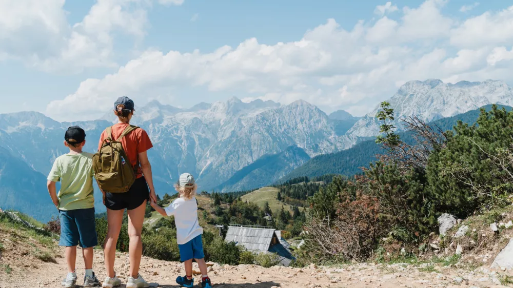 Sprehodi so lahko čudovito doživetje za celo družino. / Foto: Istock