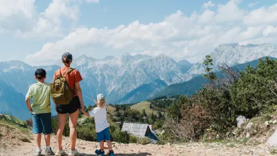 Sprehodi so lahko čudovito doživetje za celo družino. / Foto: Istock