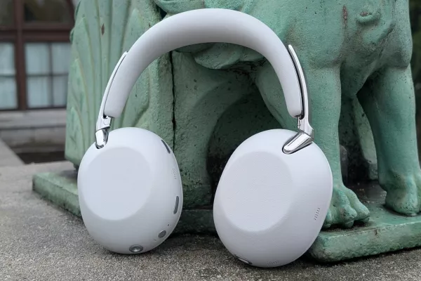 Slu&scaron;alke Sony wh-1000x the collexion želijo biti tudi nakit in statusni simbol.