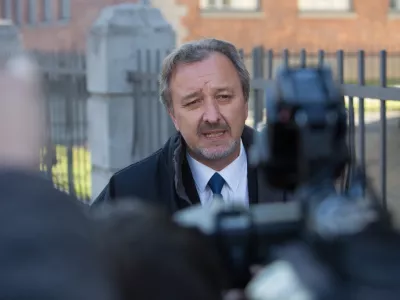 Nekdanji veleposlanik v Avstraliji Milan Balažic pred MZZ, medijem predstavil poročilo o okoli&scaron;činah odpoklica, ki ga je prejel od KPK, - 12.01.2016 pred Ministrstvom za zunanje zadeve (MZZ) - predstavitev zaključnih ugotovitev Komisije za preprečevanje korupcije (KPK) v primeru Tajna diplomacija, ki se nana&scaron;a na dejavnost preiskovancev zunanjega ministra Karla Erjavca, biv&scaron;e premierke Alenke Bratu&scaron;ek ter odpoklic Milana Balažica z veleposlani&scaron;kega mesta v Avstraliji;//FOTO: Maja Marko