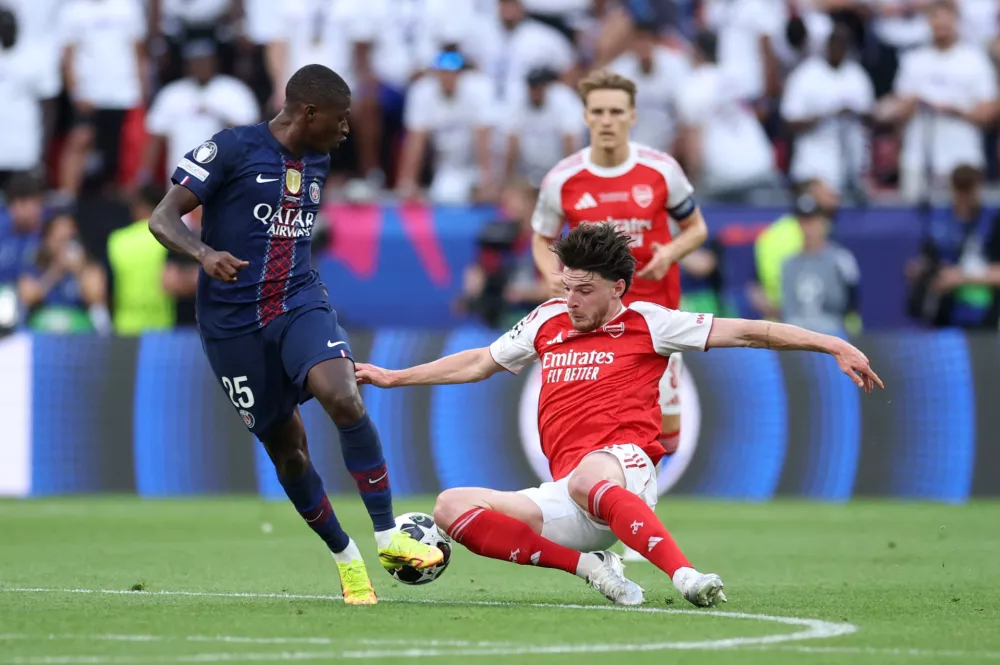 Soccer Football - UEFA Champions League - Final - Paris St Germain v Arsenal - Puskas Arena, Budapest, Hungary - May 30, 2026 Arsenal's Declan Rice in action with Paris St Germain's Nuno Mendes REUTERS/Andrew Boyers