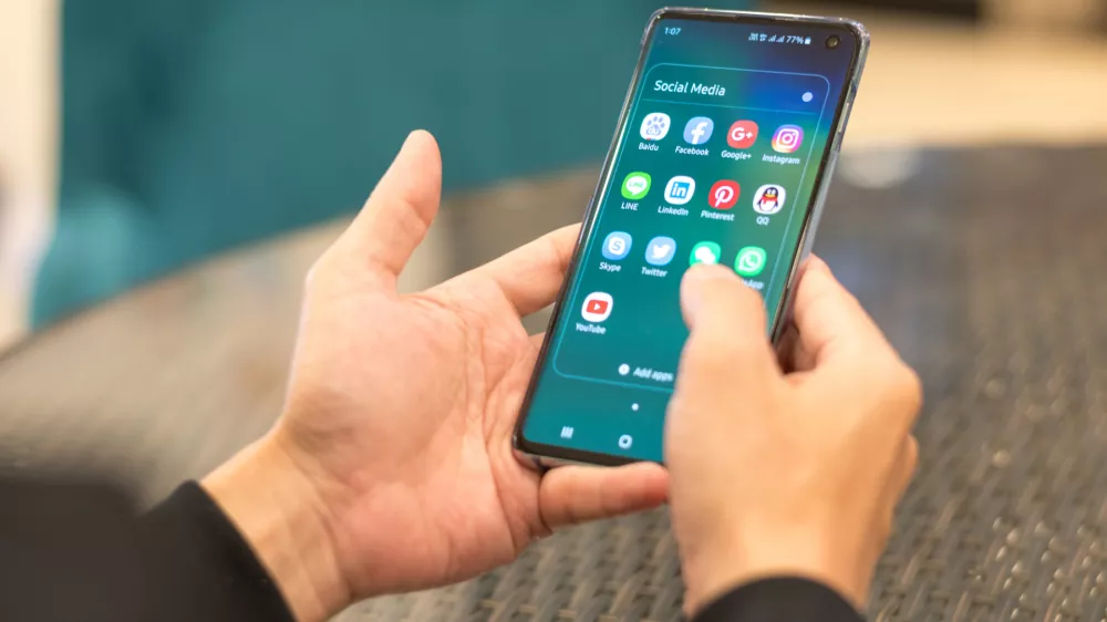 Telefoni z operacijskim sistemom android so si med seboj zelo podobi, vendar so določene razlike med proizvajalci. Na to bodite pozorni. / Foto: Istock