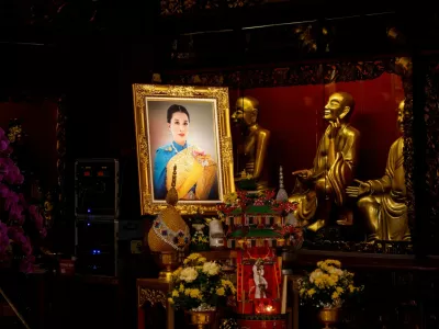 Fotografija s portretom princese iz leta 2023. Takrat so mnogi Tajci molili za njeno zdravje. / Foto: Profimedia
