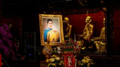 Fotografija s portretom princese iz leta 2023. Takrat so mnogi Tajci molili za njeno zdravje. / Foto: Profimedia