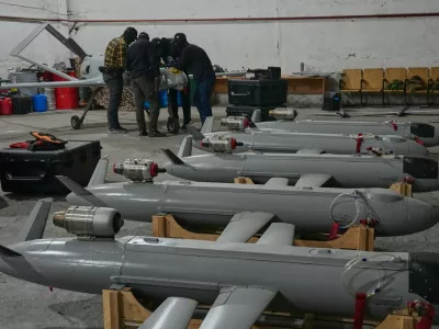Servicemen of Ukraine's defense intelligence set up drones against Russian in an undisclosed location in Ukraine late Thursday, May 28, 2026. (AP Photo/Efrem Lukatsky) / Foto: Efrem Lukatsky