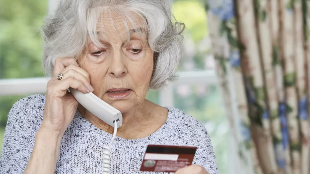 Starej&scaron;a gospa med telefonskim pogovorom. Slika je simbolična.
