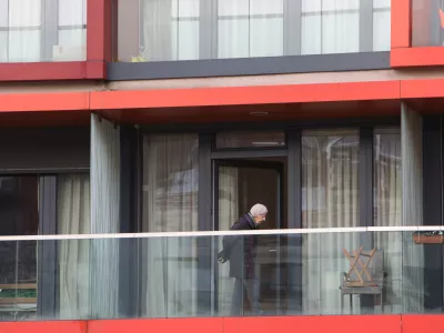 - Simbolična fotografija - upokojenci - starostniki - sprehajanje po balkonu, zračenje prostorov, - 08.12.2020 - DEOS Center starej&scaron;ih Trnovo, zasebni socialnovarstveni zavod s koncesijo - dom starej&scaron;ih občanov (DSO), Devinska 1 v Ljubljani, Foto: Tomaž Skale