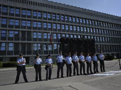 - ilustrativna fotografijapolicisti, državni zbor, policijski sindikat, varovanje državnega zbora, varovanje parlamenta, parlamentizgredi  - Gibanje 15o - akcija Blokada DZ - aktivisti izrazili absolutno zavračanje varčevalnih ukrepov, tiranije dolga in krizne diktature, protest, stavba  //FOTO: Tomaž Zajel&scaron;nik