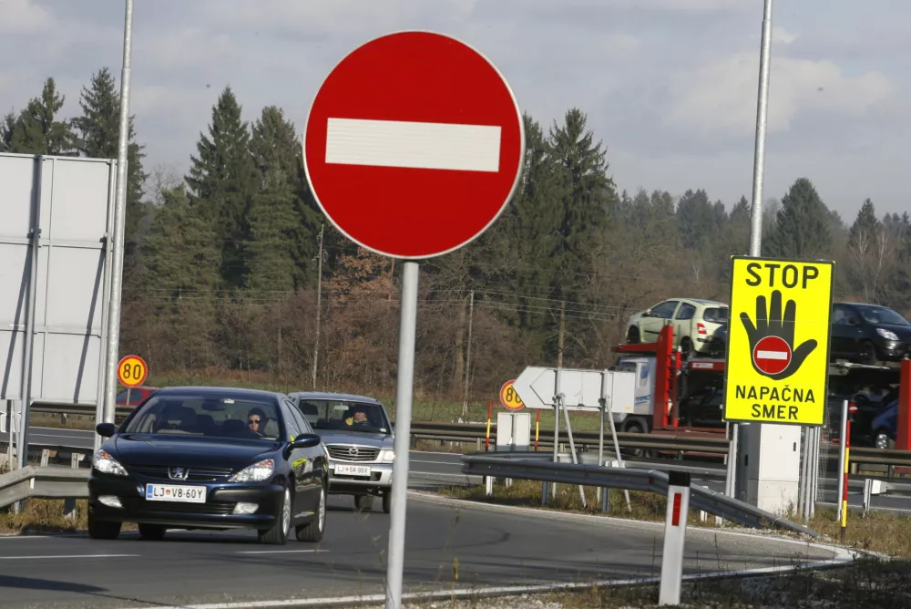 opozorilna tabla - stop - napačna smer - prepovedan promet v eno smer - prometni znak -avtocesta //FOTO: Luka CjuhaOPOMBA: ZA OBJAVO V ČASOPISU DNEVNIK
