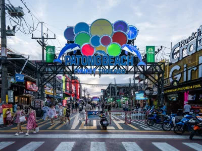 Patong je priljubljena destinacija na Phuketu. Turizem privablja tak&scaron;ne in drugačne ljudi.