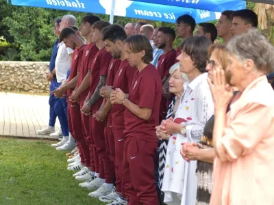 Člani hrva&scaron;ke nogometne reprezentance so presenetili vernike, ko so nenapovedano pri&scaron;li k ma&scaron;i in pomolil.,F Re&scaron;ka nad&scaron;kofija