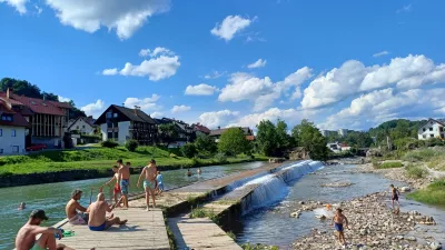 Slaba novica: Na priljubljenem kopališču so opozorilne table, kopanje odsvetujejo