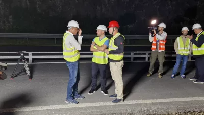 Postojna.Minister za infrastrukturo in energetiko Jernej Vrtovec si je v spremstvu predstavnikov druzbe Dars ogledal potek obnovitvenih del na odseku primorske avtoceste med Ravbarkomando in Postojno.