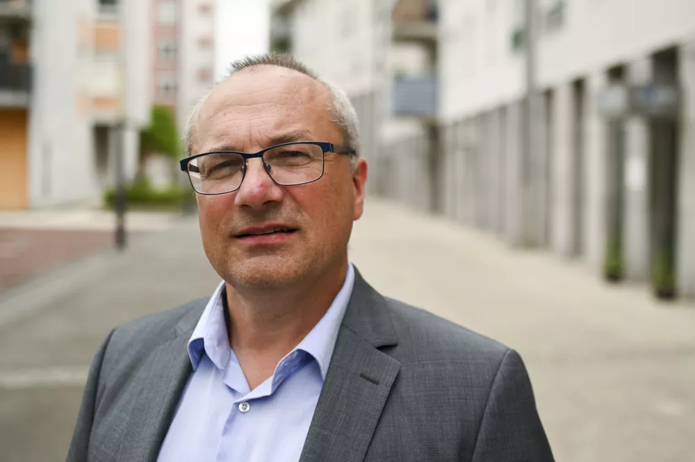 Nepremičninske re&scaron;itve iz vzporednih vesolj: Od Jazbin&scaron;kovega zakona do rekordnih cen stanovanj