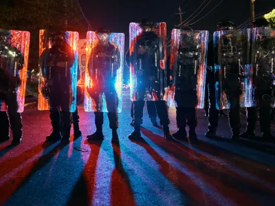 Police stand behind their shields as they prepare to clash with protesters outside the Delaney Hall detention center during a protest against the transfer of detainees and federal immigration policies on Saturday, May 30, 2026, in Newark, N.J. (AP Photo/Andres Kudacki) / Foto: Andres Kudacki