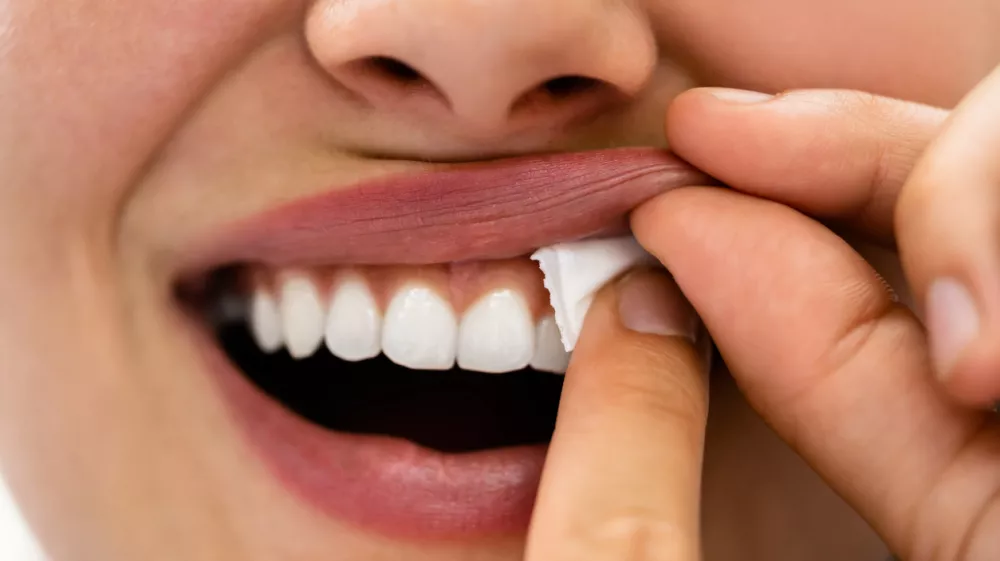 Woman Chewing Wet Moist Nicotine Tobacco Snus Product / Foto: Andreypopov Getty Images