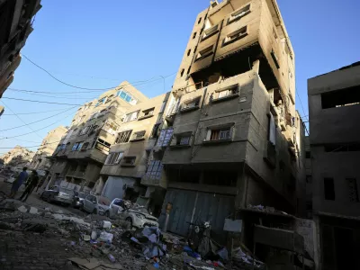 Palestinians stand at the site of an Israeli strike on an apartment in Gaza City June 4, 2026. REUTERS/Dawoud Abu Alkas