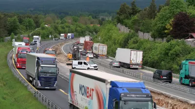 Avtocesta, delovna zapora, kolone, gneča, obnova svtoceste, Postojna, primorska avtocesta, kamioni, kolona, promet, delo na cesti, zapora