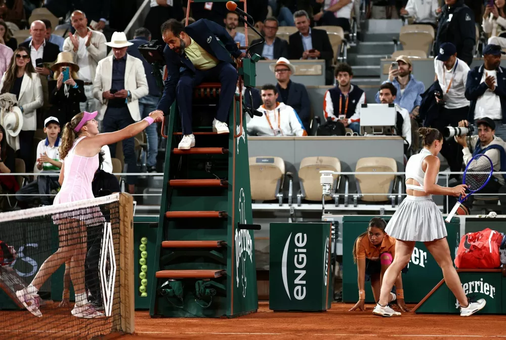 Tennis - French Open - Roland Garros, Paris, France - June 4, 2026 Russia's Mirra Andreeva shakes hands with the referee after winning her semi final match against Ukraine's Marta Kostyuk REUTERS/Guglielmo Mangiapane
