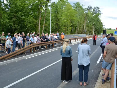 V Komendi so v odprli most, ki ga poplave