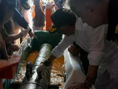 Colombian President Gustavo Petro oversees the recovery of a bronze cannon from the wreck of the San Jose galleon during an extraction operation off the coast of Cartagena, Colombia, November 20, 2025. Colombian Presidency/Handout via REUTERS THIS IMAGE HAS BEEN SUPPLIED BY A THIRD PARTY. MANDATORY CREDIT / Foto: Colombian Presidency